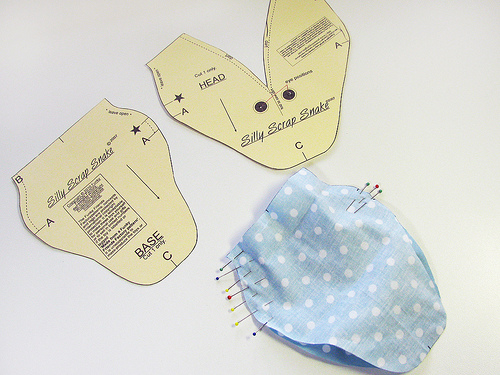 Выкройки змей. Мягкая игрушка змейка выкройка. Мягкая игрушка змея выкройка. Выкройка змейки из ткани. Выкройка головы змеи